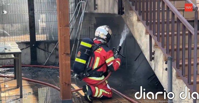 Bomberos extinguen un incendio iniciado en las arizónicas de un chalet de Villanueva de la Cañada