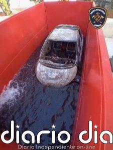 Bomberos introducen en un depósito de agua un vehículo incendiado en Betlem para evitar que el fuego se reavive