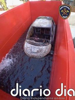 Bomberos introducen en un depósito de agua un vehículo incendiado en Betlem para evitar que el fuego se reavive