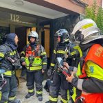 Bomberos rescatan a 7 personas en el incendio de un piso en Canillas que deja 17 intoxicados leves por humo
