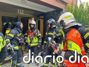 Bomberos rescatan a 7 personas en el incendio de un piso en Canillas que deja 17 intoxicados leves por humo