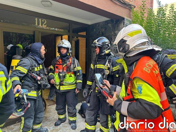 Bomberos rescatan a 7 personas en el incendio de un piso en Canillas que deja 17 intoxicados leves por humo