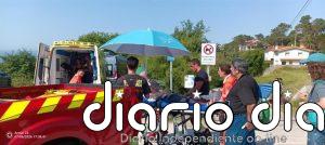 Bomberos trasladan a una mujer con fractura de pierna en una playa de Pechón hasta la ambulancia