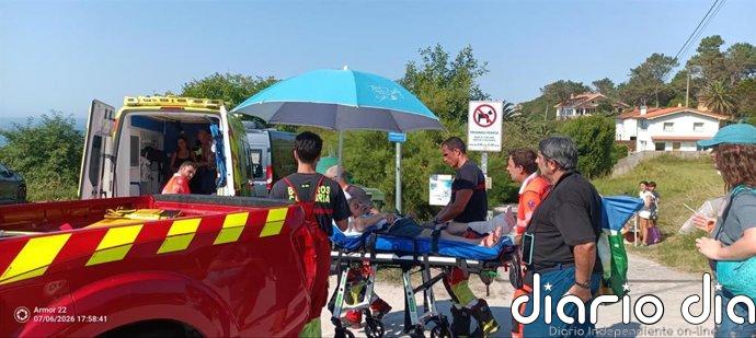 Bomberos trasladan a una mujer con fractura de pierna en una playa de Pechón hasta la ambulancia
