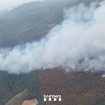 Bombers prioriza que los flancos del incendio de Aiguamúrcia (Tarragona) no lleguen a la población