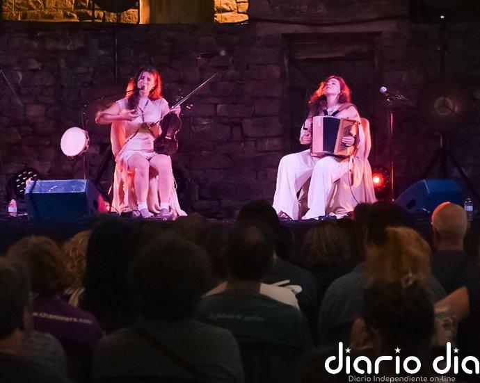 Caamaño & Ameixeiras y El Nido: escucha íntima y celebración colectiva en la noche más folk del Festival Castillo de Aín