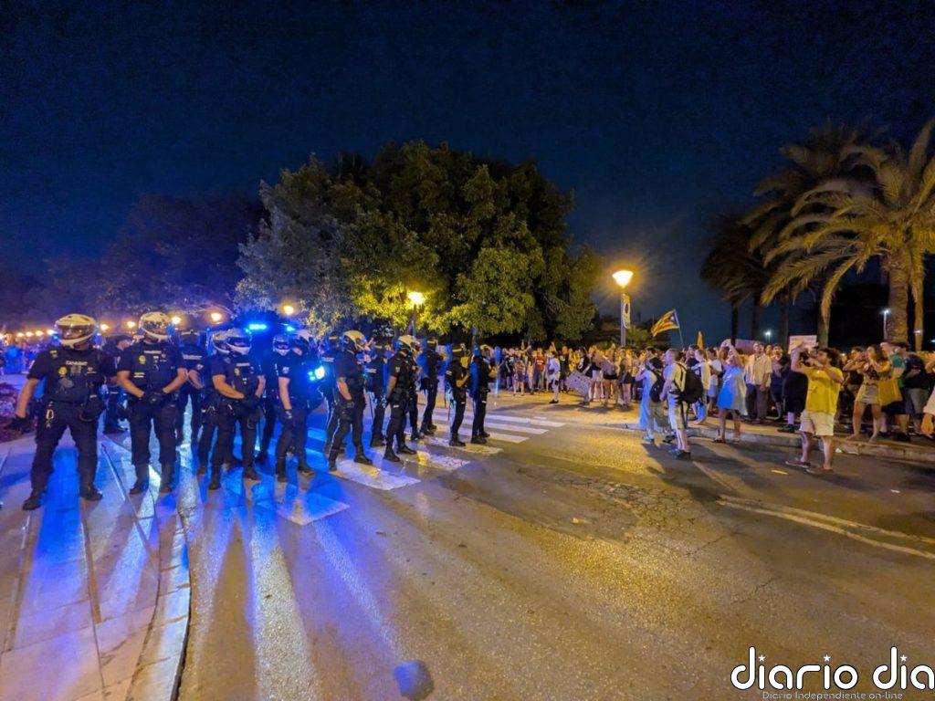 Cargas policiales, lanzamiento de objetos y al menos un herido en un tenso final de la protesta contra la saturación