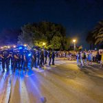 Cargas policiales, lanzamiento de objetos y al menos un herido en un tenso final de la protesta contra la saturación