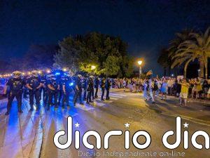 Cargas policiales, lanzamiento de objetos y un herido en un tenso final de la manifestación contra la saturación