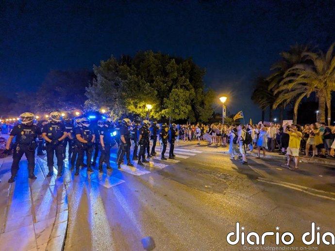 Cargas policiales, lanzamiento de objetos y un herido en un tenso final de la manifestación contra la saturación