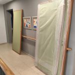 Cáritas Córdoba renueva las puertas de la Residencia San Pablo para mejorar la seguridad y el confort