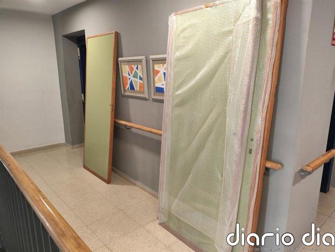 Cáritas Córdoba renueva las puertas de la Residencia San Pablo para mejorar la seguridad y el confort