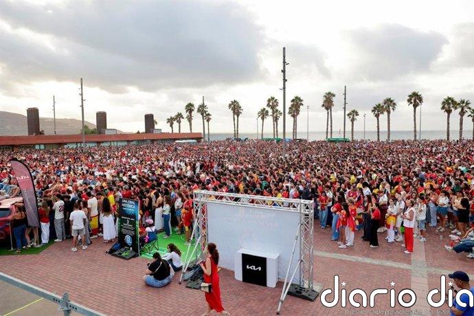 Casi 8.000 personas asisten a la Plaza de la Música, en Las Palmas de Gran Canaria, para ver la final España-Argentina