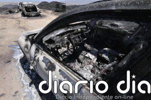 Casi una veintena de efectivos y dos autobombas trabajan esta noche en el remate del incendio de Almería