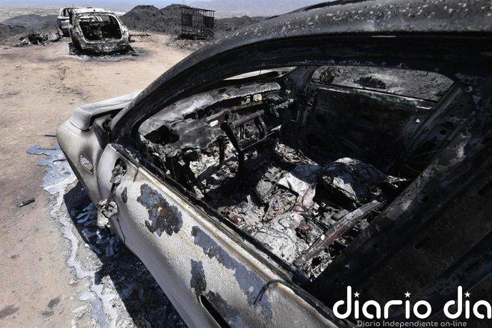 Casi una veintena de efectivos y dos autobombas trabajan esta noche en el remate del incendio de Almería