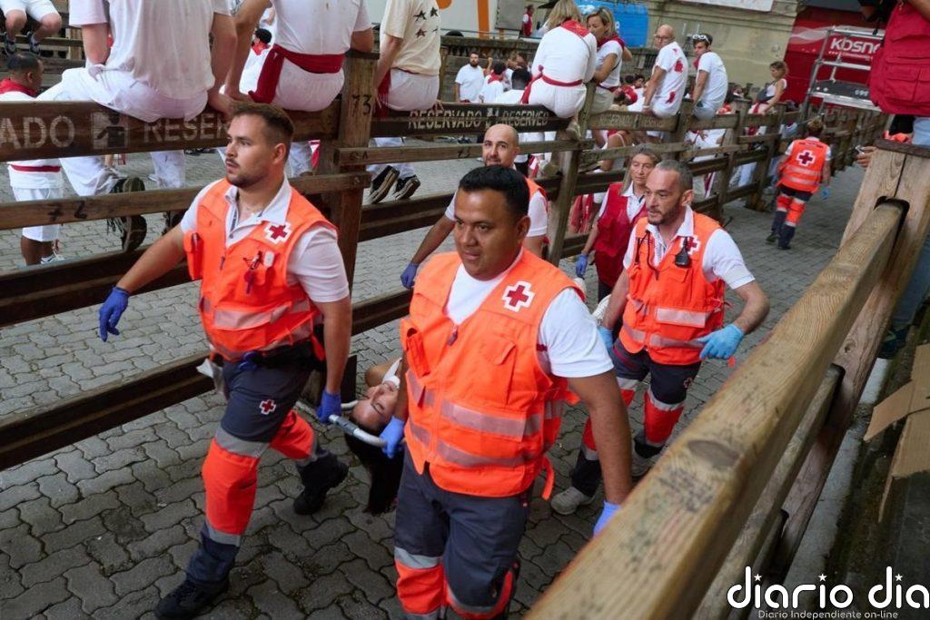 Catorce heridos en el quinto encierro de los Sanfermines, uno de ellos con una cornada en la cara