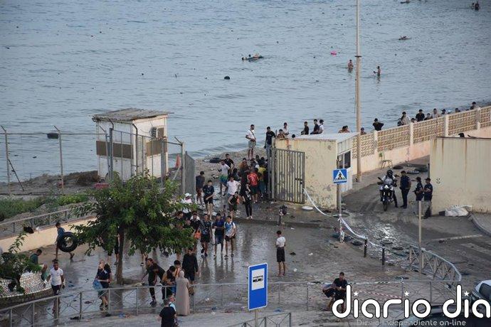 Ceuta amanece sin cesar el flujo de personas desde Marruecos y con miles de jóvenes deambulando por las calles