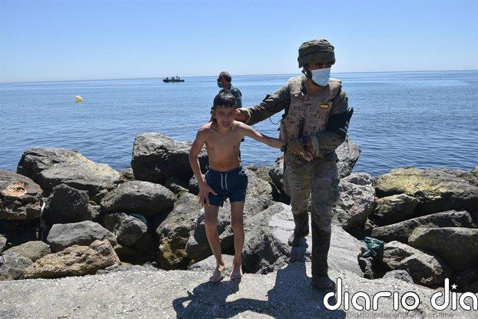 Ceuta sufre la peor crisis migratoria desde 2021 tras un cruce masivo en la frontera durante horas