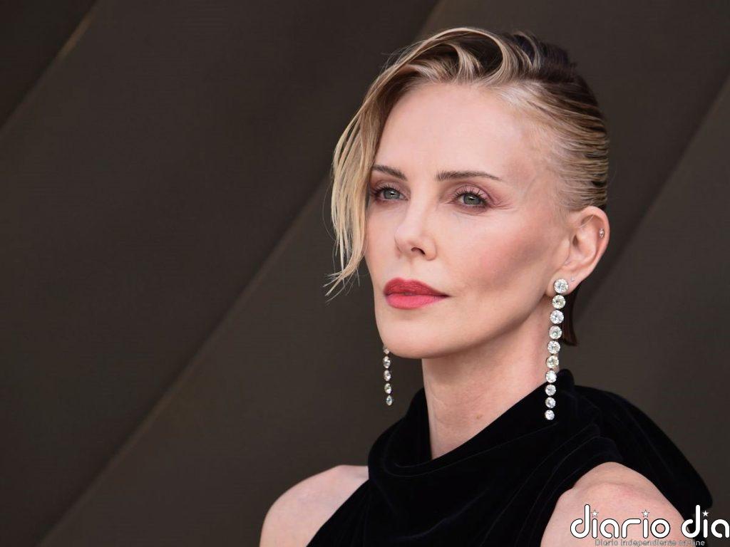 Charlize Theron desafía la lógica a sus 50 años con su look en París: shorts lenceros, blusa fluida y blazer
