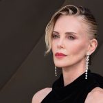 Charlize Theron desafía la lógica a sus 50 años con su look en París: shorts lenceros, blusa fluida y blazer