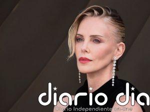 Charlize Theron desafía la lógica a sus 50 años con su look en París: shorts lenceros, blusa fluida y blazer