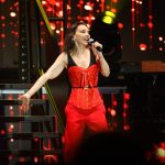 Chenoa rompe su silencio en pleno concierto tras la polémica por su perrita Chloe: "Vamos a intentar desconectar"