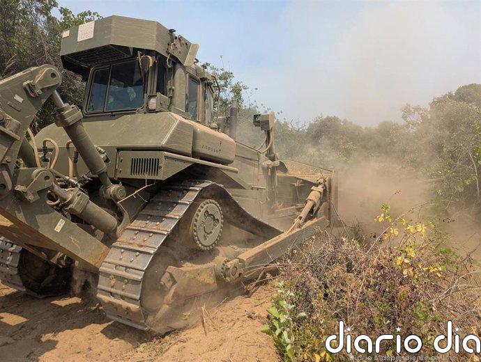 Cien efectivos del Ejército de Tierra abren, limpian y acondicionan cortafuegos en los incendios de Madrid y Ávila