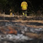 Cien efectivos del Infoca trabajan por tierra en un incendio en un paraje de El Cerro del Andévalo (Huelva)