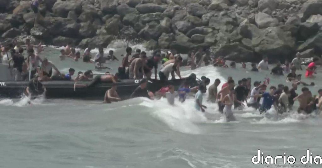 Cientos de inmigrantes entran a nado en Ceuta