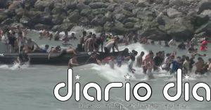 Cientos de inmigrantes entran a nado en Ceuta