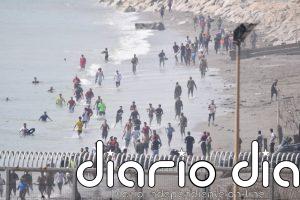 Cientos de personas cruzan a nado a Ceuta desde Marruecos con una multitud esperando al otro lado de la frontera