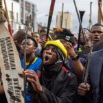 Cientos de zimbabuenses salen de Ciudad del Cabo tras las protestas xenófobas en Sudáfrica