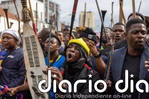 Cientos de zimbabuenses salen de Ciudad del Cabo tras las protestas xenófobas en Sudáfrica
