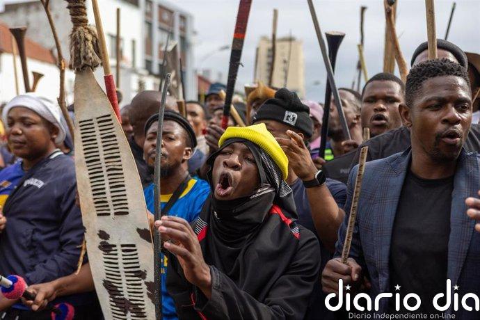 Cientos de zimbabuenses salen de Ciudad del Cabo tras las protestas xenófobas en Sudáfrica