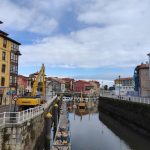Cierre al tráfico en el centro de Llanes por el bum del verano: estas son las calles afectadas hasta septiembre
