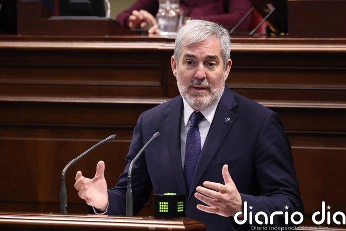 Clavijo dice que Canarias va "mejor" y el PSOE le reprocha que "ha vendido mucho y ha hecho muy poquito"