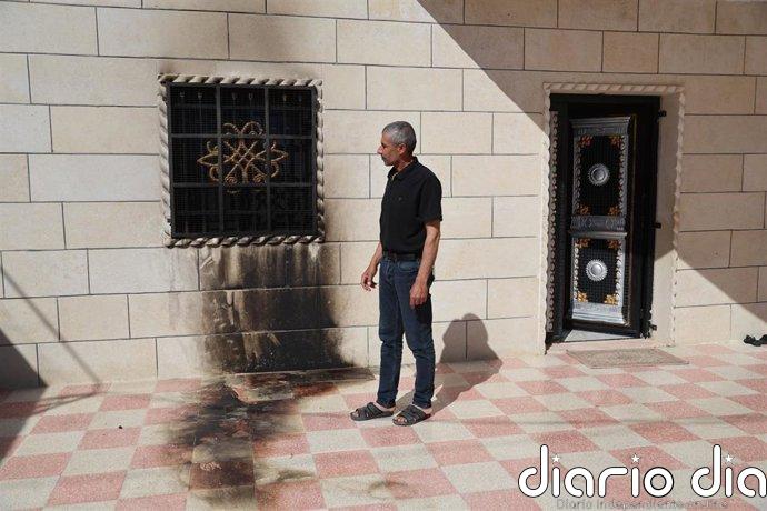 Colonos israelíes queman dos mezquitas en Cisjordania
