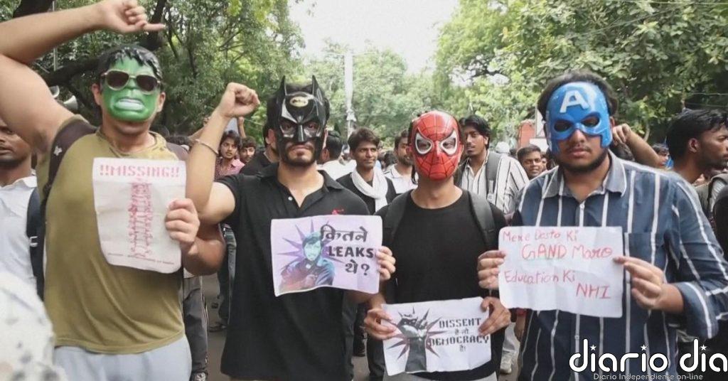 Continúan las protestas del movimiento juvenil de las Cucarachas en la India por las filtraciones de exámenes