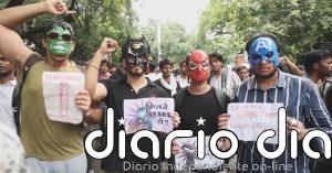 Continúan las protestas del movimiento juvenil de las Cucarachas en la India por las filtraciones de exámenes