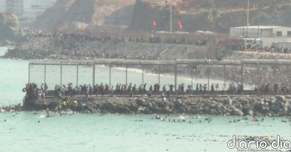 Continúan llegando a Ceuta cientos de inmigrantes a nado