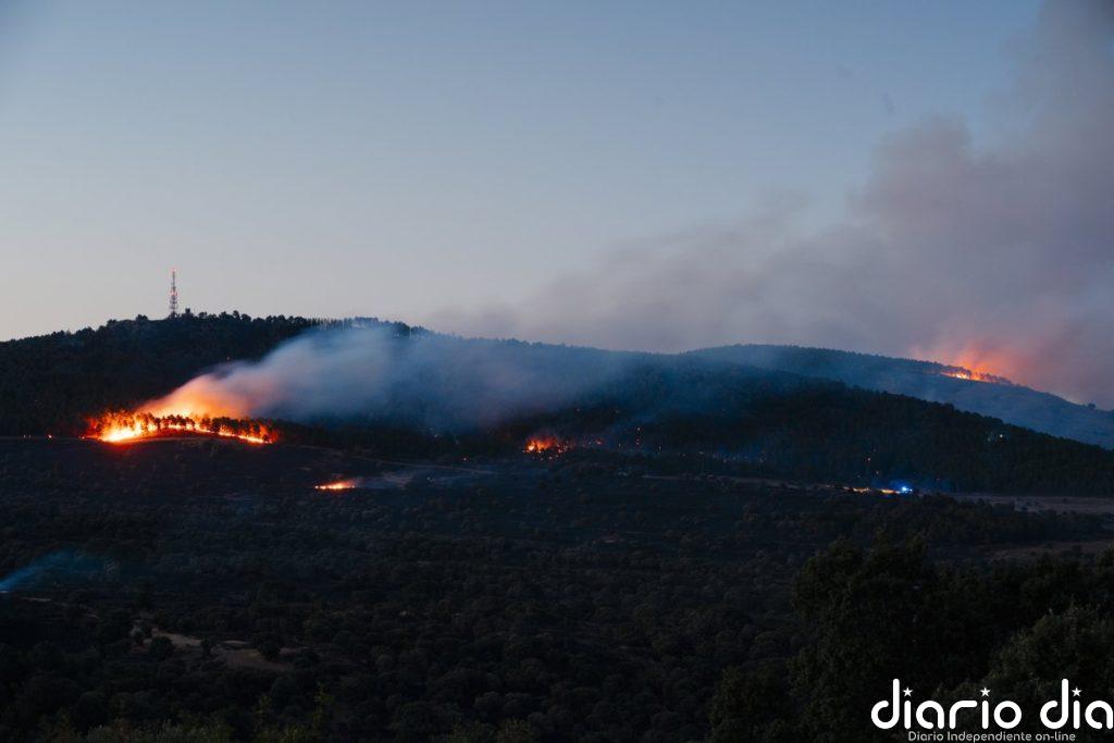 Continúan los trabajos para controlar y perimetrar el incendio de Lozoyuela, que sigue activo
