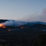 Continúan los trabajos para controlar y perimetrar el incendio de Lozoyuela, que sigue activo