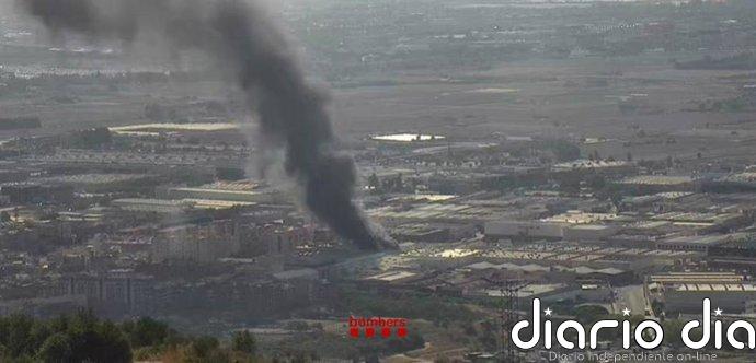 Controlado el incendio de la nave industrial que ha quemado en Sant Boi de Llobregat (Barcelona)