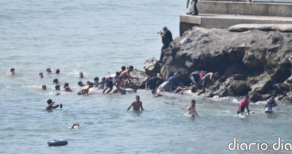Crisis migratoria en Ceuta, en directo: última hora de la entrada a nado desde Marruecos y la situación en la frontera