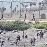 Cruz Roja, "a pie de espigón" ante la llegada de migrantes a Ceuta: "Desde esta mañana están llegando también familias"