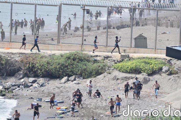 Cruz Roja, "a pie de espigón" ante la llegada de migrantes a Ceuta: "Desde esta mañana están llegando también familias"