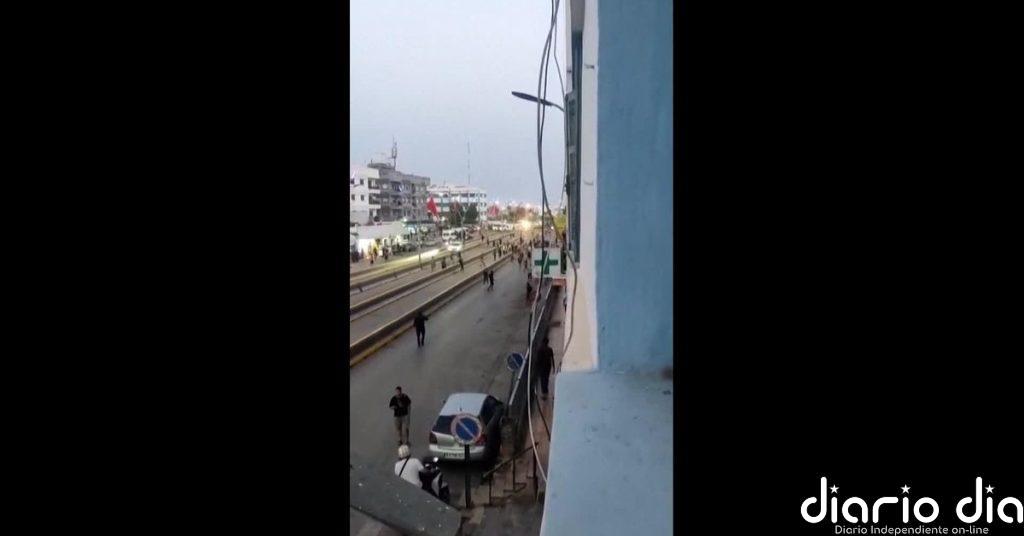 Decenas de personas asaltan el paso fronterizo de Beni Enzar entre Marruecos y Melilla