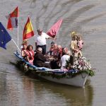Decenas de personas presencian la XVII Procesión Fluvial de la Virgen del Carmen de Valladolid
