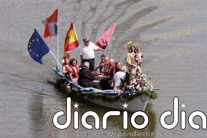 Decenas de personas presencian la XVII Procesión Fluvial de la Virgen del Carmen de Valladolid