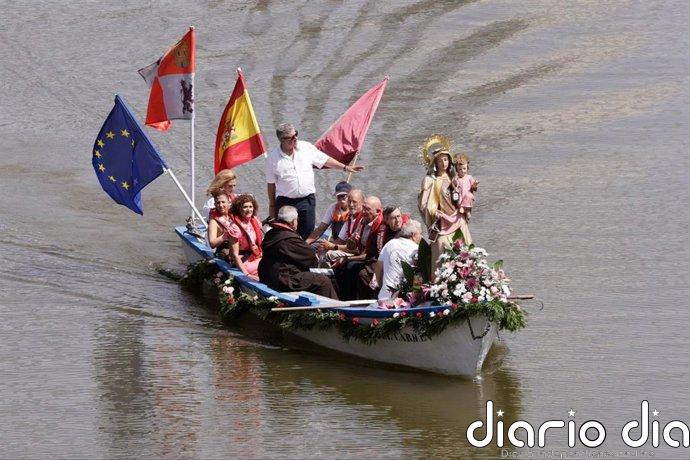 Decenas de personas presencian la XVII Procesión Fluvial de la Virgen del Carmen de Valladolid